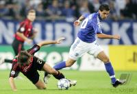 Fussball UCL: Schalke - Mailand, Zweikampf