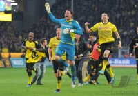 Fussball 1. Bundesliga :  Torwart Roman Weidenfeller (li,) mit Neven Subotic (Borussia Dortmund)