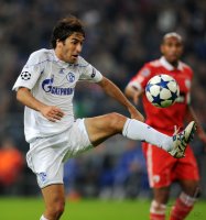 Fussball: Champions League, Saison 2010/2011: Schalke - Lissabon, RAUL am Ball