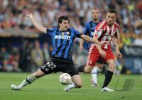 Fussball Champions League Finale: Ivica Olic (re, FCB) gegen Diego Milito  (li, Inter)