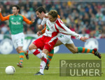 Fussball 1. Bundesliga: Bremen - Koeln, Zweikampf
