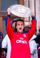 Fussball:  Jens Jeremies jubelt mit der Meisterschale