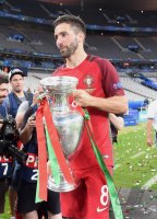 Fussball Europameisterschaft 2016 Finale: JUBEL Joao Moutinho (Portugal) mit Pokal