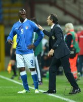 Fussball International WM Qualifikation 2014:  Mario Balotelli und Trainer Cesare Prandelli (v. li., Italien)