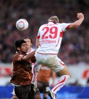 Fussball 1. Bundesliga : Carlos Zambrano (li, FC St. Pauli) gegen  Pavel Pogrebnyak, Pawel Pogrebnjak (re, VfB Stuttgart)