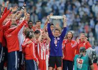 Fussball 1. Bundesliga : DEUTSCHER MEISTER FC Bayern Muenchen; Torwart  Butt  mit Meisterschale