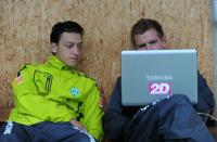 1. Fussball Bundesliga: Mesut Oezil (v.li., SV Werder Bremen) auf der Ersatzbank bei der Videoanalyse