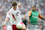 Fussball 1. Bundesliga: Bremen - Hamburg, Zweikampf