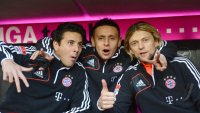 Fussball 1. Bundesliga, Saison 2012/2013:  Jubel auf der Bank, Claudio Pizarro, Rafinha und Anatoliy Tymoshchuk , Anatoli Timoschtschuk (v. li., FC Bayern Muenchen)
