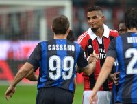 FUSSBALL International Serie A 2012/2013: Cassano Antonio (li, Inter Mailand) gibt die Hand Kevin Prince Boateng (AC Mailand)