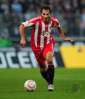 Fussball: 1. Bundesliga Saison 2010/2011, Bayern: ALTINTOP am Ball