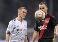 Fussball 1. Bundesliga : Bastian Schweinsteiger (li, FC Bayern Muenchen) mit falsch bedrucktem Trikot LIGA TOTAL gegen Michal Kadlec (re, Bayer 04 Leverkusen)