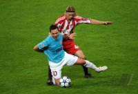 Fussball Champions League  Saison 2010/2011: Anatoliy Tymoshchuk  (re, FC Bayern Muenchen)  gegen Roberto De Zerbi (li, CFR 1907 Cluj)