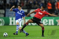 Fussball CHL  Saison 2010/2011: Sergio Escudero Palomo (li, FC Schalke 04) gegen Antonio Valencia (re, Manchester United FC)