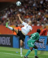 FIFA Frauen-Weltmeisterschaft 2011: Perpetua NKWOCHA (li, Nigeria) gegen Alexandra POPP (re, Deutschland)