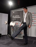 Fussball 1. Bundesliga  Saison  2013/2014:  Praesentation Adidas Ball Torfabrik 4