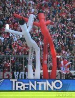 Fussball 1. Bundesliga : FC Bayern Muenchen FANS mit aufblasbaren Figuren und einer Werbebande Trentino