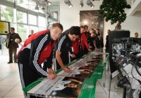 Fussball/ Nationalspieler im Mercedes-Benz Motorenwerk