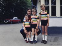 Fussball 1. Bundesliga Saison 1971/1972: Beckenbauer mit seinen Soehnen.