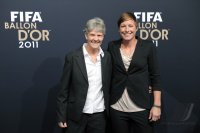 Fussball International  FIFA Ballon d Or 2011:  Abby Wombach (USA) und Trainerin Pia Sundhage (Schweden)