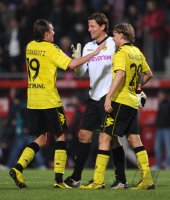 1. Fussball Bundesliga: (v. li.) BVB JUBEL nach dem Sieg, Kevin Grosskreutz, Torwart Roman Weidenfeller, Marcel Schmelzer