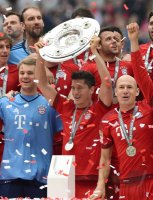 Fussball, 1. Bundesliga  Saison 13/14: Jubel FC Bayern Muenchen mit Schale