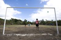 FUSSBALL: FEATURE KINDER SPIELEN FUSSBALL IN DER SUEDSEE