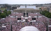 Fussball DFB Pokal Finale 24/25: Arminia Bielefeld - VfB Stuttgart, Public Viewing auf dem Schlossplatz