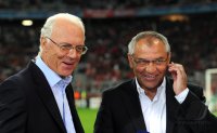 Fussball Champions League  Saison 2010/2011: TV EXPERTE Franz Beckenbauer mit Trainer, Sportdirektor Felix Magath (v.li., FC Schalke 04)