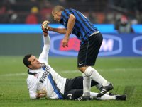 FUSSBALL International SERIE A 2011/2012: Walter Samuel (re.) umarmt Torwart Julio Cesar (Inter Mailand)