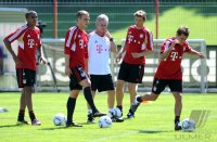 Fussball 1. Bundesliga: Luiz Gustavo , Torwart Rouven Sattelmeier, Trainer Jupp Heynckes , Hans Joerg Butt , Rafinha (v. li., FC Bayern Muenchen)