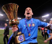 FUSSBALL SERIE A:  JUBEL mit dem Pokal Wesley Sneijder  (Inter)