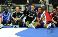 Fussball: DFB Pokal Finale: Hans Sarpei , Torwart Mathias Schober , Torwart Manuel Neuer mit Video Kamera (v. li., FC Schalke 04)