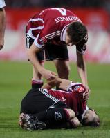 Fussball 1. Bundesliga : (unten) Havard Nordtveit  mit  Javier Pinola  (1 FC Nuernberg)
