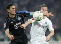 Fussball 1. Bundesliga: Gladbach - Hamburg, Zweikampf