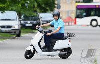 Oberbuergermeister Boris Palmer (Die Gruenen) testet ein E-Roller der Firma BLUEmobility
