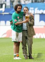 Fussball 1. Bundesliga: Hamburg - Bremen, OWOMOYELA und ALLOFS mit Bier