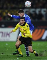 Fussball 1. Bundesliga : Nuri Sahin (li, Borussia Dortmund) gegen Klaas Jan Huntelaar (re, FC Schalke 04)