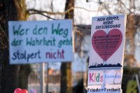 Kundgebung im Tuebinger Anlagenpark: 1200 Menschen demonstrierten gegen die einrichtungsbezogene Impfpflicht