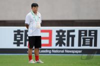 FUSSBALL INTERNATIONAL: Trainer Kim Jong Hun (Nordkorea)