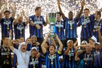FUSSBALL SERIE A: Javier Zanetti (Inter) MIT POKAL