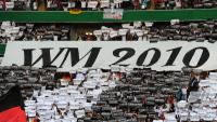 FUSSBALL INTERNATIONAL: Deutschland Fans mit einem WM 2010 Banner