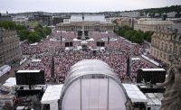 Fussball DFB Pokal Finale 24/25: Arminia Bielefeld - VfB Stuttgart, Public Viewing auf dem Schlossplatz