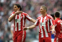 Fussball 1. Bundesliga :  Daniel van Buyten, Bastian Schweinsteiger  (v.li., FC Bayern Muenchen)