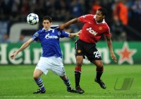 Fussball CHL  Saison 2010/2011: Sergio Escudero Palomo (li, FC Schalke 04) gegen Antonio Valencia (re, Manchester United FC)