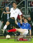 Fussball, Deutschland - Serbien und Montenegro, Zweikampf