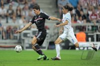 Fussball CHL  Saison 2011/2012: Mario Gomez (li, FC Bayern Muenchen) gegen Ricardo Rodriguez (re, FC Zuerich)