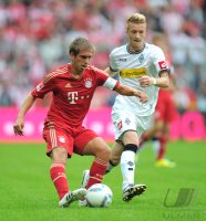Fussball 1. Bundesliga, Saison 2011/2012:  Philipp Lahm (li, FC Bayern Muenchen) gegen Marco Reus (re, Borussia Moenchengladbach)
