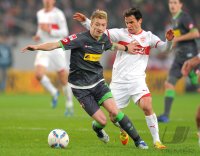 Fussball 1. Bundesliga  Saison 11/12:  Marco Reus (li, Borussia Moenchengladbach) gegen Tomas Hajnal (VfB Stuttgart)