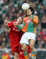 Fussball 1. Bundesliga: Bremen - Bayern, Zweikampf